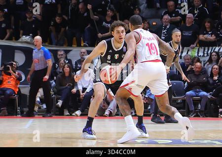 Bologne, Italie. 09 novembre 2025. 10 Troy Caupain UNA Hotels Reggio Emilia [BASKETBALL] - ITALIAN SERIE A1 match Virtus Olidata Bologna - UNA Hotels Reggio Emilia 09-11-2025 06 Alessandro PAJOLA Virtus Olidata Bologna [BASKETBALL] - ITALIAN SERIE A1 match Virtus Olidata Bologna - UNA Hotels Reggio Emilia 09-11-2025 pendant Virtus Olidata Bologna vs una Hotels Reggio Emilia, Italian Basketball Serie A match À Bologna, Italy, November 09 Alamy 2025 Live News Alamy Alessandro Alternative Alamy Alternative Alamy Alternative Alternative Alternative Altery Album Banque D'Images