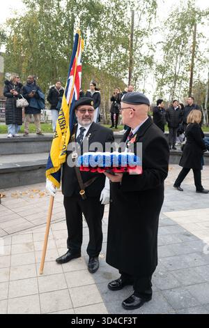 Watford, Royaume-Uni, 9 novembre 2025, Watford se souvient, les gens sont sortis pour se souvenir des morts le dimanche du souvenir. Il y a eu un court défilé de l'étang au Mémorial de la paix et des couronnes ont été placées par Peter Taylor, le maire de Watford, Matt Turmaine député de Watford et beaucoup d'autres., Andrew Lalchan Photography/Alamy Live News Banque D'Images