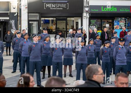 Watford, Royaume-Uni, 9 novembre 2025, Watford se souvient, les gens sont sortis pour se souvenir des morts le dimanche du souvenir. Il y a eu un court défilé de l'étang au Mémorial de la paix et des couronnes ont été placées par Peter Taylor, le maire de Watford, Matt Turmaine député de Watford et beaucoup d'autres., Andrew Lalchan Photography/Alamy Live News Banque D'Images