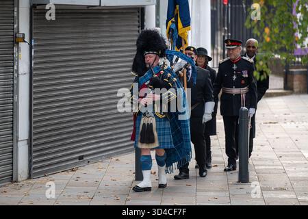 Watford, Royaume-Uni, 9 novembre 2025, Watford se souvient, les gens sont sortis pour se souvenir des morts le dimanche du souvenir. Il y a eu un court défilé de l'étang au Mémorial de la paix et des couronnes ont été placées par Peter Taylor, le maire de Watford, Matt Turmaine député de Watford et beaucoup d'autres., Andrew Lalchan Photography/Alamy Live News Banque D'Images
