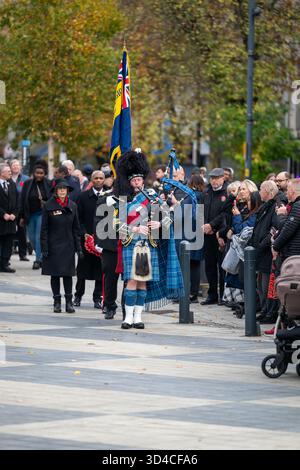 Watford, Royaume-Uni, 9 novembre 2025, Watford se souvient, les gens sont sortis pour se souvenir des morts le dimanche du souvenir. Il y a eu un court défilé de l'étang au Mémorial de la paix et des couronnes ont été placées par Peter Taylor, le maire de Watford, Matt Turmaine député de Watford et beaucoup d'autres., Andrew Lalchan Photography/Alamy Live News Banque D'Images