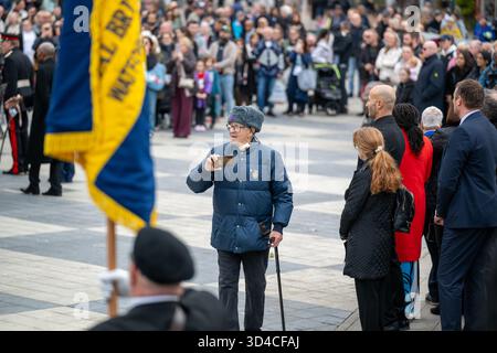Watford, Royaume-Uni, 9 novembre 2025, Watford se souvient, les gens sont sortis pour se souvenir des morts le dimanche du souvenir. Il y a eu un court défilé de l'étang au Mémorial de la paix et des couronnes ont été placées par Peter Taylor, le maire de Watford, Matt Turmaine député de Watford et beaucoup d'autres., Andrew Lalchan Photography/Alamy Live News Banque D'Images