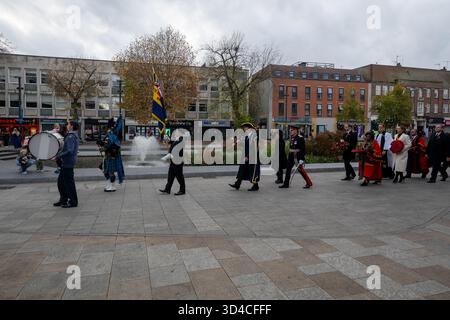 Watford, Royaume-Uni, 9 novembre 2025, Watford se souvient, les gens sont sortis pour se souvenir des morts le dimanche du souvenir. Il y a eu un court défilé de l'étang au Mémorial de la paix et des couronnes ont été placées par Peter Taylor, le maire de Watford, Matt Turmaine député de Watford et beaucoup d'autres., Andrew Lalchan Photography/Alamy Live News Banque D'Images
