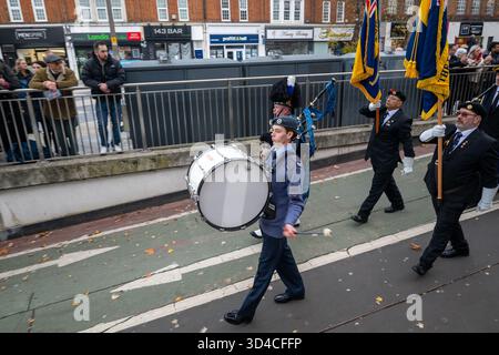 Watford, Royaume-Uni, 9 novembre 2025, Watford se souvient, les gens sont sortis pour se souvenir des morts le dimanche du souvenir. Il y a eu un court défilé de l'étang au Mémorial de la paix et des couronnes ont été placées par Peter Taylor, le maire de Watford, Matt Turmaine député de Watford et beaucoup d'autres., Andrew Lalchan Photography/Alamy Live News Banque D'Images