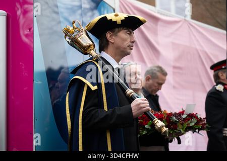 Watford, Royaume-Uni, 9 novembre 2025, Watford se souvient, les gens sont sortis pour se souvenir des morts le dimanche du souvenir. Il y a eu un court défilé de l'étang au Mémorial de la paix et des couronnes ont été placées par Peter Taylor, le maire de Watford, Matt Turmaine député de Watford et beaucoup d'autres., Andrew Lalchan Photography/Alamy Live News Banque D'Images