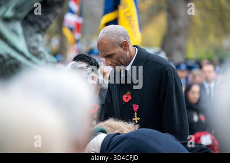 Watford, Royaume-Uni, 9 novembre 2025, Watford se souvient, les gens sont sortis pour se souvenir des morts le dimanche du souvenir. Il y a eu un court défilé de l'étang au Mémorial de la paix et des couronnes ont été placées par Peter Taylor, le maire de Watford, Matt Turmaine député de Watford et beaucoup d'autres., Andrew Lalchan Photography/Alamy Live News Banque D'Images