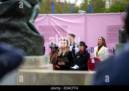 Watford, Royaume-Uni, 9 novembre 2025, Watford se souvient, les gens sont sortis pour se souvenir des morts le dimanche du souvenir. Il y a eu un court défilé de l'étang au Mémorial de la paix et des couronnes ont été placées par Peter Taylor, le maire de Watford, Matt Turmaine député de Watford et beaucoup d'autres., Andrew Lalchan Photography/Alamy Live News Banque D'Images