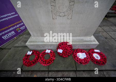 Watford, Royaume-Uni, 9 novembre 2025, Watford se souvient, les gens sont sortis pour se souvenir des morts le dimanche du souvenir. Il y a eu un court défilé de l'étang au Mémorial de la paix et des couronnes ont été placées par Peter Taylor, le maire de Watford, Matt Turmaine député de Watford et beaucoup d'autres., Andrew Lalchan Photography/Alamy Live News Banque D'Images