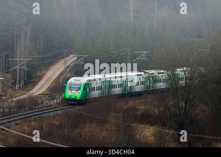 Nouveau train VR Group Pendolino plus Express voyageant à travers les paysages automnaux sur la liaison Turku-Helsinki. Salo, Finlande. 8 novembre 2025. Banque D'Images