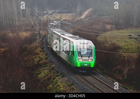Nouveau train VR Group Pendolino plus Express voyageant à travers les paysages automnaux sur la liaison Turku-Helsinki. Salo, Finlande. 8 novembre 2025. Banque D'Images