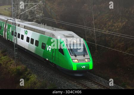 Nouveau train VR Group Pendolino plus Express à toute vitesse à travers les paysages automnaux sur la route Turku-Helsinki. Détail. Salo, Finlande. 8 novembre 2025. Banque D'Images