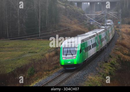 Nouveau train VR Group Pendolino plus Express voyageant à travers les paysages d'automne sur la route Turku-Helsinki, vue arrière. Salo, Finlande. 8 novembre 2025. Banque D'Images