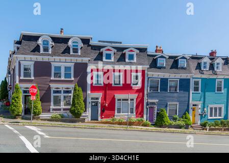 John’s, Terre-Neuve, Canada- 9 août 2024 : Coloriful Jellybean row Houses in nouveau John’s, Terre-Neuve Banque D'Images