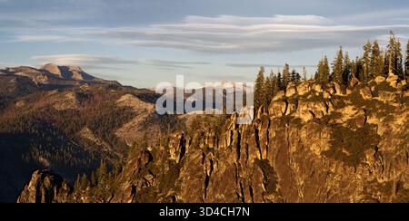 Vue panoramique depuis Taft point, parc national de Yosemite, avec des nuages lenticulaires dans le ciel de fin d'après-midi. Banque D'Images