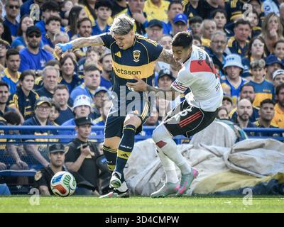 Buenos Aires, Argentine. 9 novembre 2025. Carlos Palacios (à gauche) et Juan Portillo (à droite) se battent pour le ballon dans le match entre Boca Juniors et River plate. Dans une nouvelle édition du Superclásico du football argentin, Boca Juniors bat River plate 2-0 et se qualifie pour la prochaine Copa CONMEBOL Libertadores 2026. Alberto J Armando, stade la Bombonera. Crédit : Facundo Morales/Alamy Live News Banque D'Images