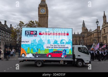 Manifestation fiscale de taxi sur un camion mobile d'écran LED, van d'affichage visuel passant le gouvernement, Palais de Westminster, Londres, Royaume-Uni. Publicité de pétition Banque D'Images