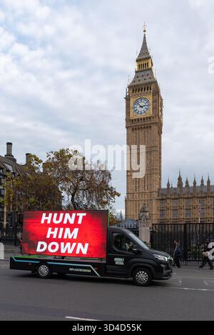 Poursuivez-le vers le bas message sur un camion d'écran LED mobile, van d'affichage visuel passant devant le gouvernement, Palais de Westminster, Londres. La publicité Running Man Banque D'Images