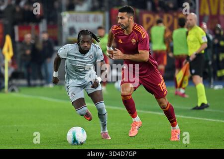 Rome, Italie. 09 novembre 2025. Hassane Kamara d'Udinese, Zeki Celik d'AS Roma lors de la série A Enilive match entre AS Roma contre Udinese au stade olimpico à Rome, Italie, 09 novembre 2025. Mattia Vian Credit : Agence photo indépendante/Alamy Live News Banque D'Images