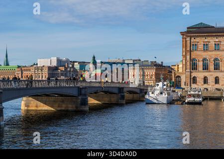 SUÈDE, STOCKHOLM - 08 MARS 2025 : vue d'un remblai dans le centre de Stockholm avec des bateaux d'excursion emmenant les touristes sur la visite guidée de l'arche de Stockholm Banque D'Images