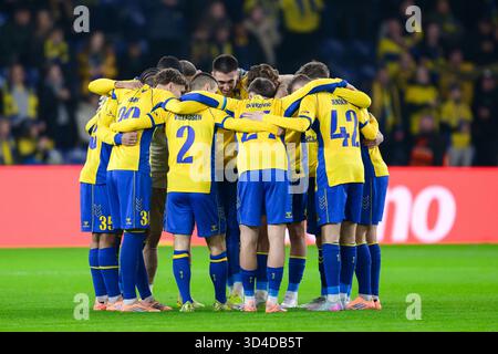 Broendby, Danemark. 09 novembre 2025. Les joueurs de Broendby IF s'unissent dans un caucus lors du match de Superliga 3F entre Broendby IF et le FC Nordsjaelland au Broendby Stadion à Broendby. Crédit : Gonzales photo/Alamy Live News Banque D'Images