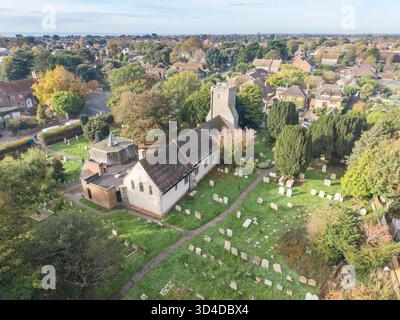 Vue aérienne de l'église St mary vierge de grade 1 à East Preston. L'église date de 1150 Banque D'Images
