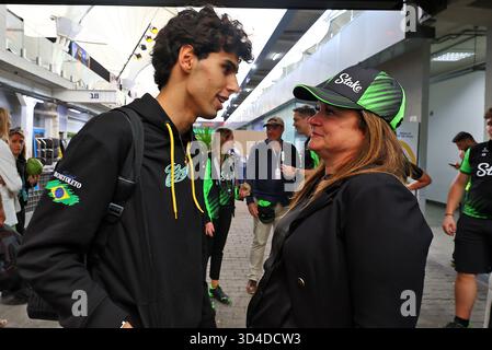 Sao Paulo, Brésil. 09 novembre 2025. (Gauche à droite) : Gabriel Bortoleto (BRA) Sauber avec sa mère Andrea Bortoleto (BRA). 09.11.2025. Championnat du monde de formule 1, Rd 21, Grand Prix du Brésil, Sao Paulo, Brésil, jour de la course. Le crédit photo devrait se lire : XPB/Alamy Live News. Banque D'Images