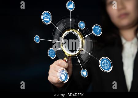 Un professionnel des affaires s'engage avec une interface numérique futuriste, mettant en évidence la technologie, l'analyse de données et les concepts de réseautage pour l'innovation Banque D'Images