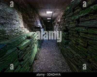 Intérieur souterrain de la chambre funéraire néolithique ou cairn chambré, Holm of Papa, Papa Westray, Orcades, Écosse, ROYAUME-UNI Banque D'Images
