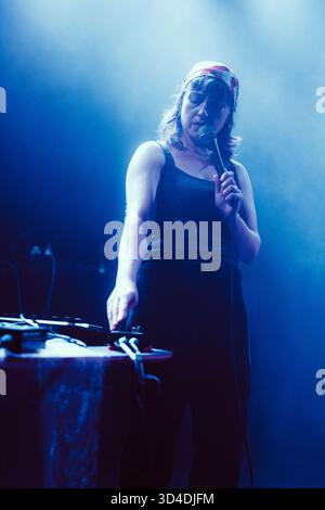 Copenhague, Danemark. 08 novembre 2025. La chanteuse, compositrice et musicienne anglaise Laura Groves donne un concert à l'Hôtel Cecil à Copenhague. Banque D'Images