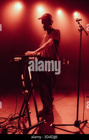 Copenhague, Danemark. 08 novembre 2025. Le chanteur, auteur-compositeur et musicien américain Nourished by Time donne un concert live à l’Hôtel Cecil à Copenhague. Banque D'Images