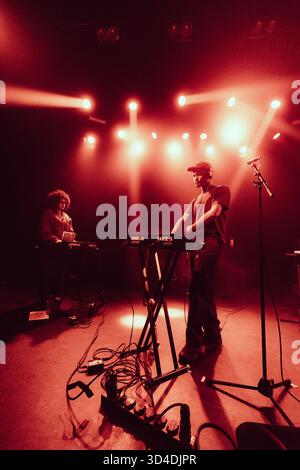 Copenhague, Danemark. 08 novembre 2025. Le chanteur, auteur-compositeur et musicien américain Nourished by Time donne un concert live à l’Hôtel Cecil à Copenhague. Banque D'Images