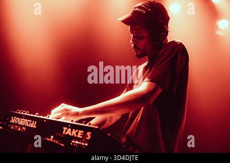 Copenhague, Danemark. 08 novembre 2025. Le chanteur, auteur-compositeur et musicien américain Nourished by Time donne un concert live à l’Hôtel Cecil à Copenhague. Banque D'Images