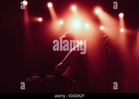 Copenhague, Danemark. 08 novembre 2025. Le chanteur, auteur-compositeur et musicien américain Nourished by Time donne un concert live à l’Hôtel Cecil à Copenhague. Banque D'Images