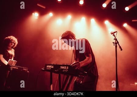 Copenhague, Danemark. 08 novembre 2025. Le chanteur, auteur-compositeur et musicien américain Nourished by Time donne un concert live à l’Hôtel Cecil à Copenhague. Banque D'Images
