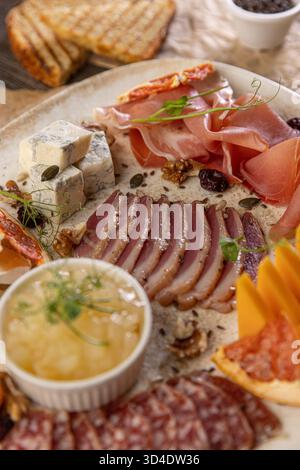 Gros plan sur l'élégant tableau de charcuterie, concept de menu de restaurant Banque D'Images
