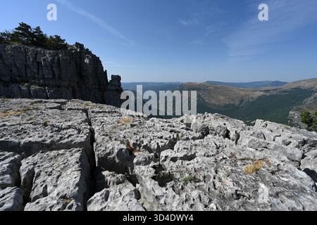 Panorama ou panoramique vue depuis le sommet des formations rocheuses calcaires, Cadières de Brandis, sur les gorges du Verdon et la vallée de la Provence France Banque D'Images