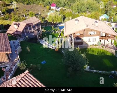Maison avec un toit en céramique. Tuiles de ciment-sable. Banque D'Images