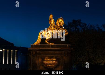 Le Golden Rider (Goldener Reiter) monument d'Auguste le fort illuminé à l'heure bleue, place du marché de Neustadt, Dresde, Saxe, Allemagne Banque D'Images