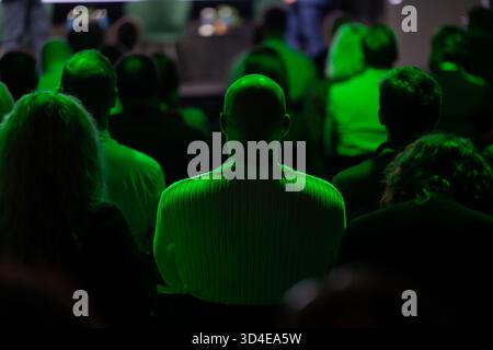 Groupe d'audience participant à l'événement sous feu vert, les personnes assises et écoutant la présentation, concept de séminaire, conférence, réunion d'affaires et co Banque D'Images