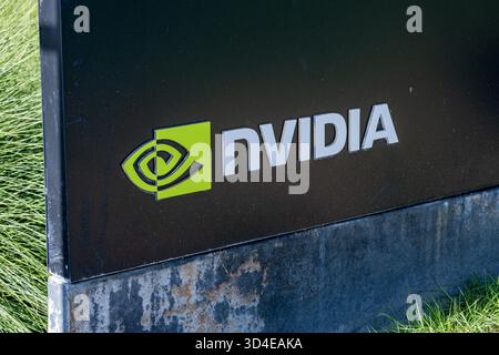 Santa Clara, États-Unis. 06 novembre 2025. Signature avec logo au siège de NVIDIA dans la Silicon Valley, Santa Clara, Californie, 6 novembre 2025. (Photo Smith Collection/Gado/Sipa USA) crédit : Sipa USA/Alamy Live News Banque D'Images