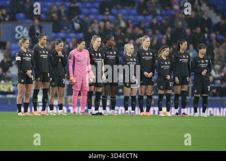 Everton FC v Manchester City FC Barclays Super League femme GOODISON PARK ANGLETERRE - 9 novembre 2025 vue générale en tant que fans, joueurs et officiels de match, observez une minute de silence avant le jour du souvenir lors du match de Super League féminine Barclays entre Everton FC et Manchester City FC au Goodison Park le 9 novembre 2025 à Liverpool, Angleterre. Photo Alan Edwards Banque D'Images