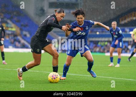 Everton FC v Manchester City FC Barclays Super League femme GOODISON PARK ANGLETERRE - 9 novembre 2025 Iman Beney de Manchester City et Honoka Hayashi d'Everton lors du match de Super League féminine Barclays entre Everton FC et Manchester City FC à Goodison Park le 9 novembre 2025 à Liverpool, Angleterre. Photo Alan Edwards Banque D'Images
