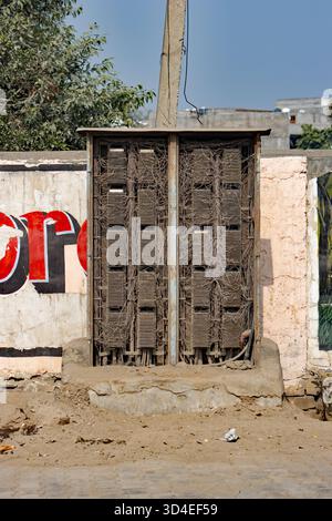 SAWAI MADHOPUR, RAJASTHAN, INDE - 1 FÉVRIER 2024 vieux fils de téléphone fixe dans une boîte de jonction Banque D'Images