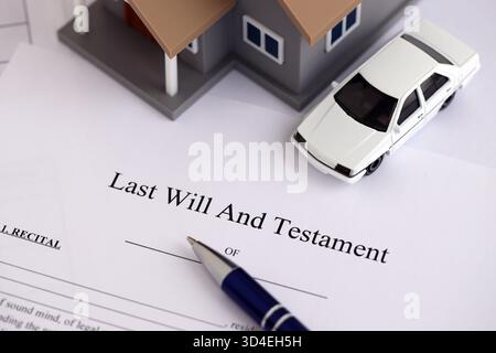 Maison de jouet générique avec voiture et dernière volonté et testament avec stylo sur la table close up Banque D'Images