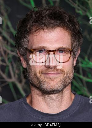 Hollywood, États-Unis. 10 novembre 2025. HOLLYWOOD, LOS ANGELES, CALIFORNIE, États-Unis - 09 NOVEMBRE : le monteur Adam Penn arrive à l'événement Netflix FYSEE : The Fall Edit - 'Monster : The Ed Gein Story' FYC (pour votre considération) qui s'est tenu au Netflix Tudum Theater le 9 novembre 2025 à Hollywood, Los Angeles, Californie, États-Unis. (Photo de Xavier Collin/image Press Agency) crédit : image Press Agency/Alamy Live News Banque D'Images