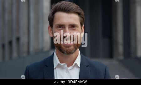 Portrait riant souriant homme d'affaires caucasien homme d'affaires mature rire sourire regardant la caméra dans la ville homme entrepreneur spécialiste appréciant drôle Banque D'Images