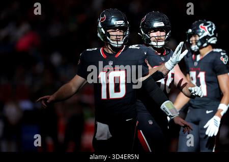 Houston, Texas, États-Unis. 9 novembre 2025. Le quarterback Davis Mills (10 ans) des Texans de Houston signale à ses coéquipiers lors du match NFL entre les Texans de Houston et les Jaguars de Jacksonville au NRG Stadium de Houston, Texas, le 9 novembre 2025. Houston a gagné, 36-29. (Crédit image : © Erik Williams/ZUMA Press Wire) USAGE ÉDITORIAL SEULEMENT ! Non destiné à UN USAGE commercial ! Banque D'Images