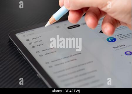 New York, USA - 7 novembre 2025 : créer un nouveau projet dans ChatGPT ai vue rapprochée sur table sombre Banque D'Images