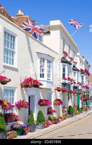 Deal Kent - le pub Kings Head et d'autres propriétés sur la rue Beach décoré avec des affichages floraux dans Deal Kent Angleterre GB Europe Banque D'Images