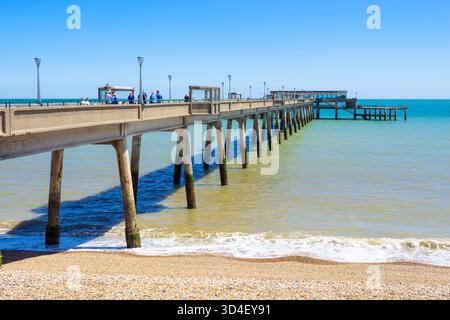 Deal Kent - Deal Pier Kent - les gens marchent sur la jetée vers le Deal Pier café Deal Pier Deal Pier Deal Pier Kent Angleterre Royaume-Uni GB Europe Banque D'Images